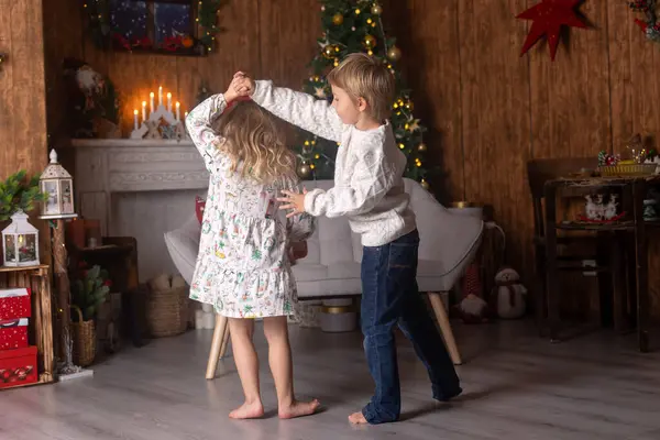 Дети Внуки Братья Сестры Играющие Украшенном Доме Рождество Наслаждающиеся Праздниками — стоковое фото