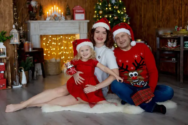Ευτυχισμένη Οικογένεια Χριστούγεννα Στο Σπίτι Απολαμβάνοντας Ποιοτικό Χρόνο Μαζί — Φωτογραφία Αρχείου