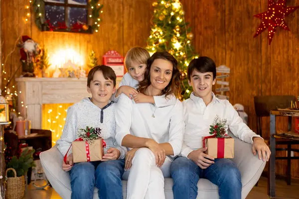 Família Feliz Crianças Mãe Tirando Fotos Família Estúdio Natal Acolhedor — Fotografia de Stock