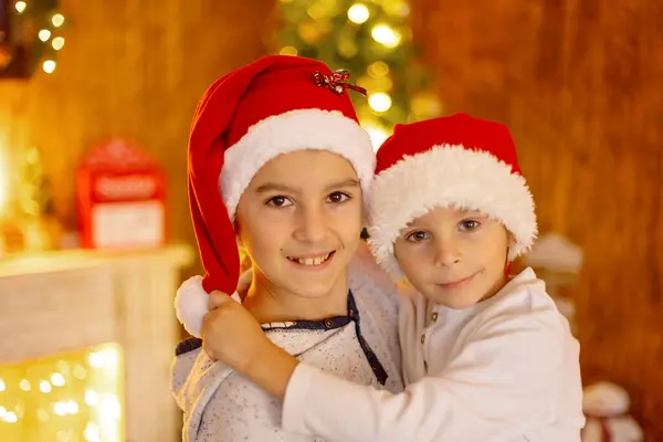 Mutlu Bir Aile Çocuklar Anne Sıcak Bir Noel Stüdyosunda Aile — Stok fotoğraf