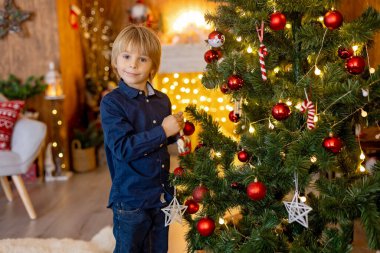 Büyükannem ve çocuğum Noel 'de evdeler, okuyor, mektup yazıyor, yemek pişiriyor, Noel tatilinin tadını çıkarıyorlar.