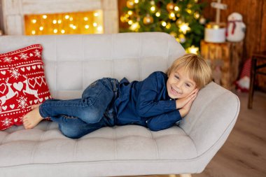 Büyükannem ve çocuğum Noel 'de evdeler, okuyor, mektup yazıyor, yemek pişiriyor, Noel tatilinin tadını çıkarıyorlar.