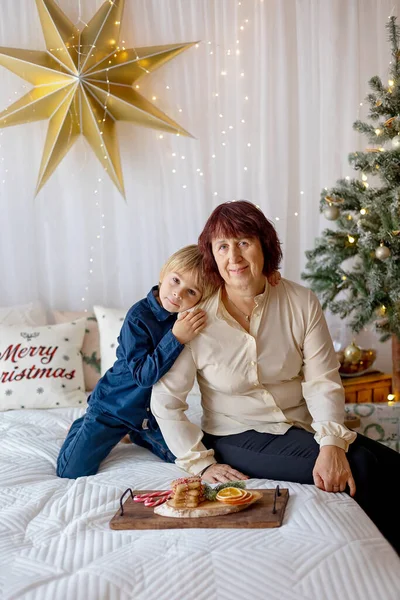 Grootmoeder Kind Thuis Met Kerst Lezen Schrijven Bakken Genieten Van — Stockfoto