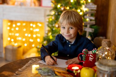 Büyükannem ve çocuğum Noel 'de evdeler, okuyor, mektup yazıyor, yemek pişiriyor, Noel tatilinin tadını çıkarıyorlar.