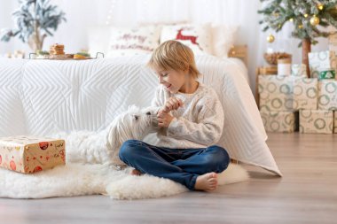Noel 'de evde çocukları olan mutlu bir aile, aile olarak birlikte iyi vakit geçiriyoruz.