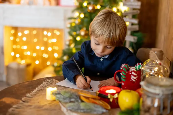 Babička Dítě Doma Vánoce Čtení Psaní Dopisu Pečení Užívat Vánočních — Stock fotografie