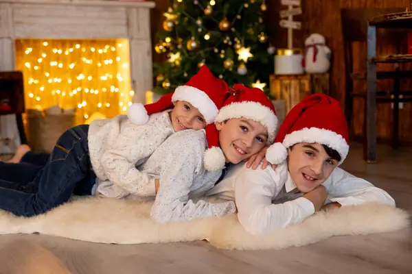 Famiglia Felice Con Bambini Natale Casa Godendo Tempo Qualità Insieme — Foto Stock