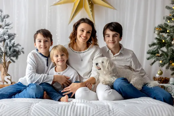 Mutlu Bir Aile Çocuklar Anne Sıcak Bir Noel Stüdyosunda Aile — Stok fotoğraf