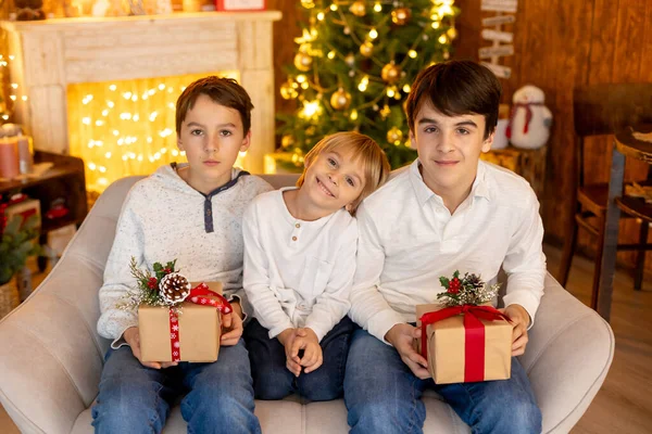 Šťastná Rodina Děti Máma Pořízení Rodinných Fotografií Útulném Vánočním Studiu — Stock fotografie