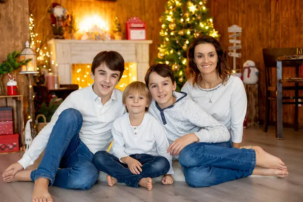 幸せな家族 一緒に居心地の良いクリスマススタジオで家族の写真を撮る — ストック写真