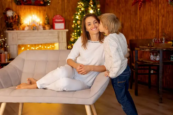 Noel Evde Çocukları Olan Mutlu Bir Aile Aile Olarak Birlikte — Stok fotoğraf