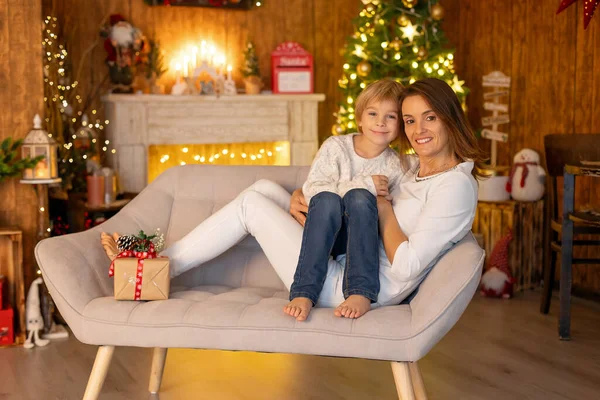 Glad Familj Med Barn Jul Hemma Njuter Kvalitetstid Tillsammans Som — Stockfoto