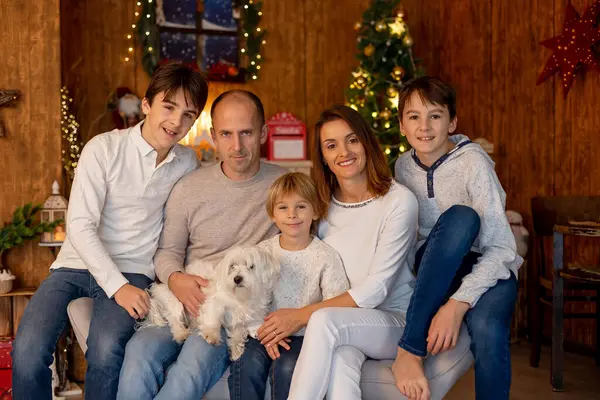 Família Feliz Com Crianças Natal Casa Desfrutando Tempo Qualidade Juntos — Fotografia de Stock