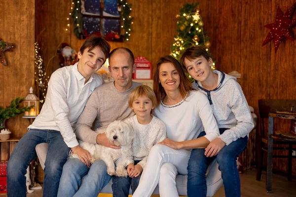 Noel Evde Çocukları Olan Mutlu Bir Aile Aile Olarak Birlikte — Stok fotoğraf