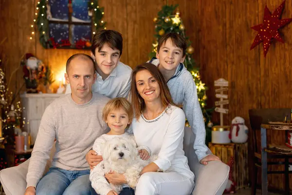 Bonne Famille Avec Des Enfants Noël Maison Profiter Temps Qualité — Photo