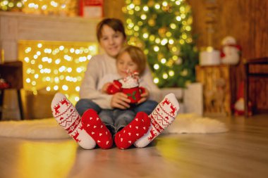 Tatlı harika çocuklar, erkek kardeşler, Noel 'de şöminenin önünde kucaklaşmalar, aile içinde aşk.