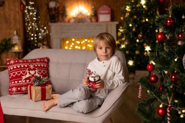 Anne ve oğul Noel 'de, birlikte kutluyorlar, evde inanılmaz sıcak bir Noel atmosferi var.