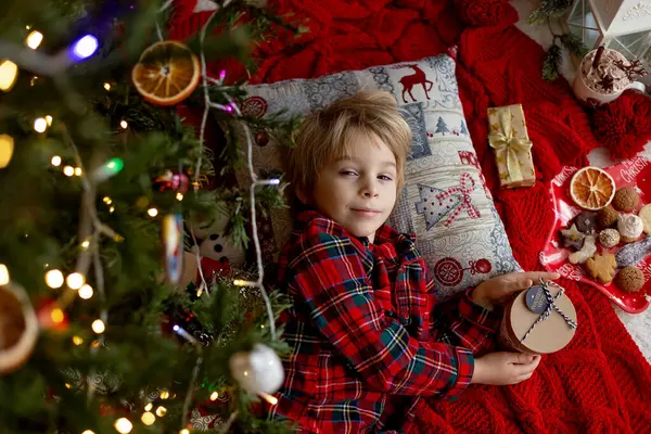 Niño Lindo Niño Rubio Lindo Durmiendo Bajo Árbol Navidad Esperando —  Fotos de Stock
