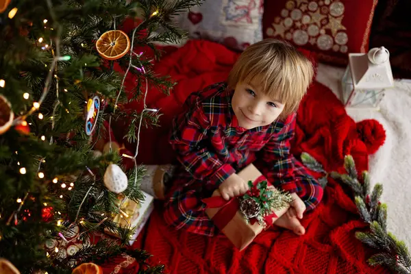 Χαριτωμένο Παιδί Χαριτωμένο Ξανθό Αγόρι Άνοιγμα Δώρα Κάτω Από Χριστουγεννιάτικο — Φωτογραφία Αρχείου