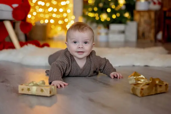 かわいい新生児 赤ちゃんの男の子 自宅でクリスマスにママとパパと 最初のクリスマスの休日を楽しむ — ストック写真