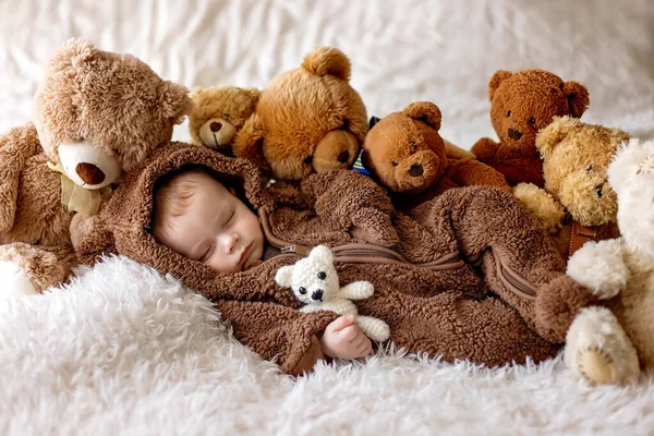Tatlı Yeni Çocuk Ayılı Bebek Yatakta Oyuncak Ayıyla Uyuyor — Stok fotoğraf