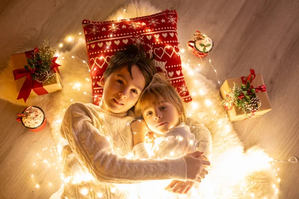 Sladké Úžasné Roztomilé Děti Chlapci Bratři Objímání Doma Krbu Vánoce — Stock fotografie