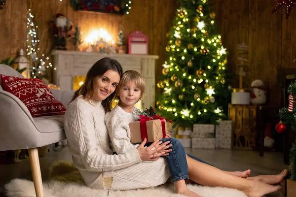 Mor Sønn Julen Feirer Sammen Fantastisk Koselig Julestemning Hjemme – stockfoto