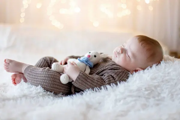 Lindo Niño Recién Nacido Bebé Con Mamá Papá Navidad Casa —  Fotos de Stock