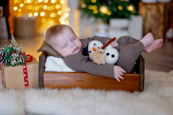 Roztomilé Novorozené Dítě Chlapeček Maminkou Tatínkem Vánoce Doma Těší První — Stock fotografie