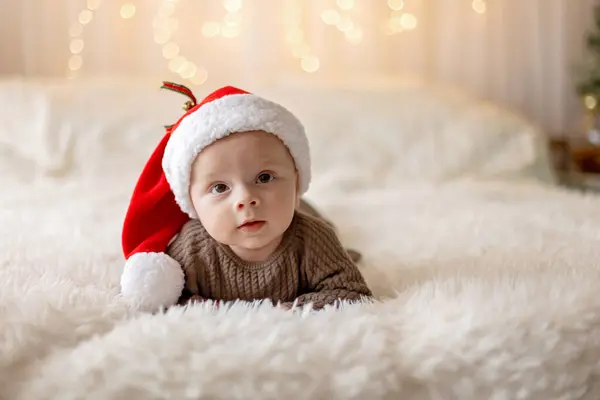 Lindo Niño Recién Nacido Bebé Con Mamá Papá Navidad Casa —  Fotos de Stock