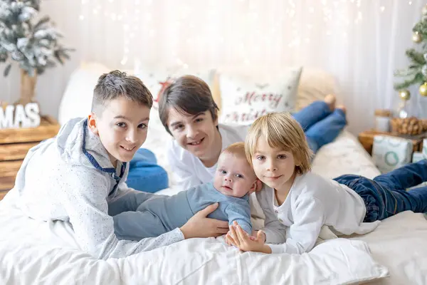 Familia Feliz Bebé Recién Nacido Hermanos Mayores Mamá Casa Navidad —  Fotos de Stock