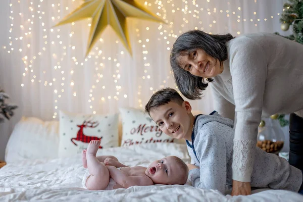 Lycklig Familj Nyfött Barn Och Äldre Bröder Mamma Hemma Julen — Stockfoto