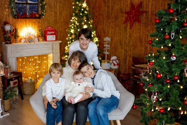 Familia Feliz Bebé Recién Nacido Hermanos Mayores Mamá Casa Navidad — Foto de Stock