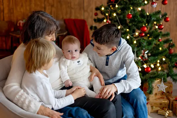 Gelukkig Gezin Pasgeboren Baby Oudere Broers Moeder Thuis Met Kerst — Stockfoto
