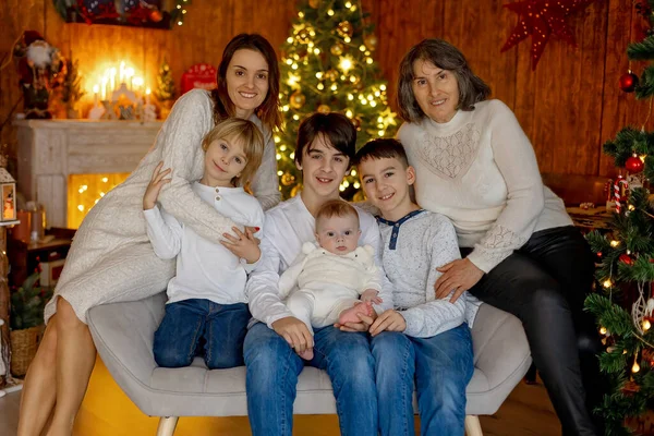 Szczęśliwa Rodzina Noworodek Starsi Bracia Mama Domu Boże Narodzenie — Zdjęcie stockowe