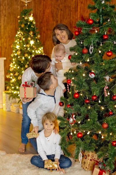 Famiglia Felice Neonato Fratelli Maggiori Mamma Casa Natale — Foto Stock
