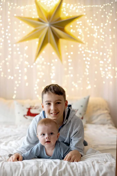 Gelukkig Gezin Pasgeboren Baby Oudere Broers Moeder Thuis Met Kerst — Stockfoto