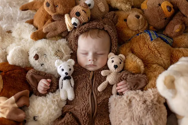 Γλυκό Νεογέννητο Αγόρι Μικρό Αγόρι Αρκούδα Συνολικά Κοιμάται Στο Κρεβάτι — Φωτογραφία Αρχείου