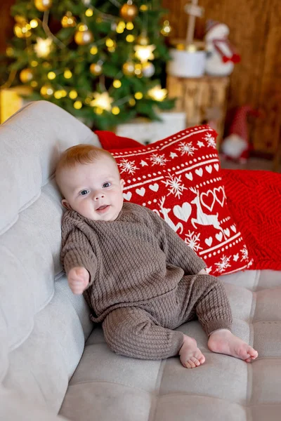 Niedliches Neugeborenes Kind Kleiner Junge Mit Mama Und Papa Weihnachten — Stockfoto