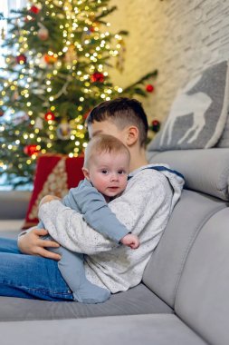 Mutlu aile, yeni doğan bebek ve abiler, Noel 'de annem evde.