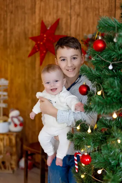 快乐的家庭 新生儿和哥哥 妈妈在家里过圣诞节 — 图库照片