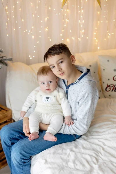 Bonne Famille Nouveau Frères Aînés Maman Maison Noël — Photo