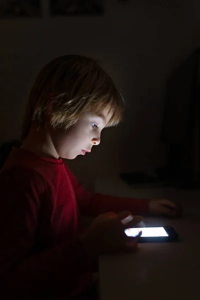 Schattig Kind Jongen Spelen Mobiele Telefoon Thuis — Stockfoto
