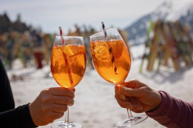 Mutlu aile, çocuklarla kayak tatili, açık havada güneşli güzel hava.