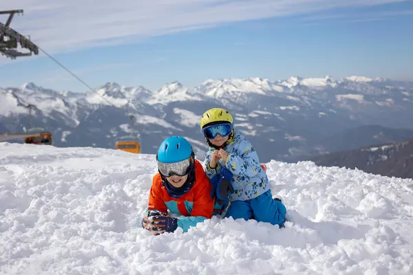 Família Feliz Desfrutando Férias Esqui Com Crianças Tempo Bonito Ensolarado — Fotografia de Stock