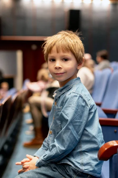 Tatlı Çocuk Çocuk Tiyatroda Oturuyor Şovun Başlamasını Bekliyor Heyecanlı — Stok fotoğraf