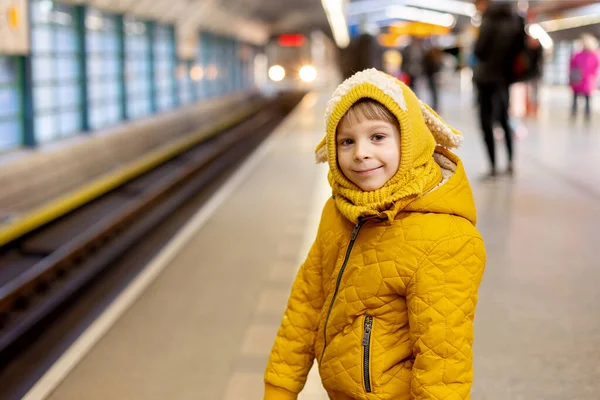 Sevimli Bir Anaokulu Çocuğu Evlat Metroda Bir Platformda Duruyor Kışın — Stok fotoğraf