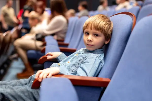 Enfant Mignon Garçon Assis Dans Théâtre Attendant Que Spectacle Commence — Photo