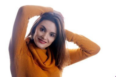 Stüdyoda gülümseyen orta yaşlı beyaz bir kadının portresi.