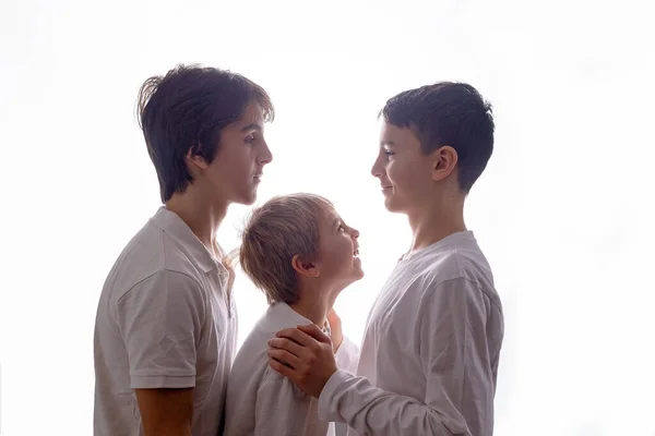 Απομονωμένο Πορτραίτο Λευκό Φόντο Αδελφών Στο Στούντιο Αγοριών Που Κοιτάζουν — Φωτογραφία Αρχείου
